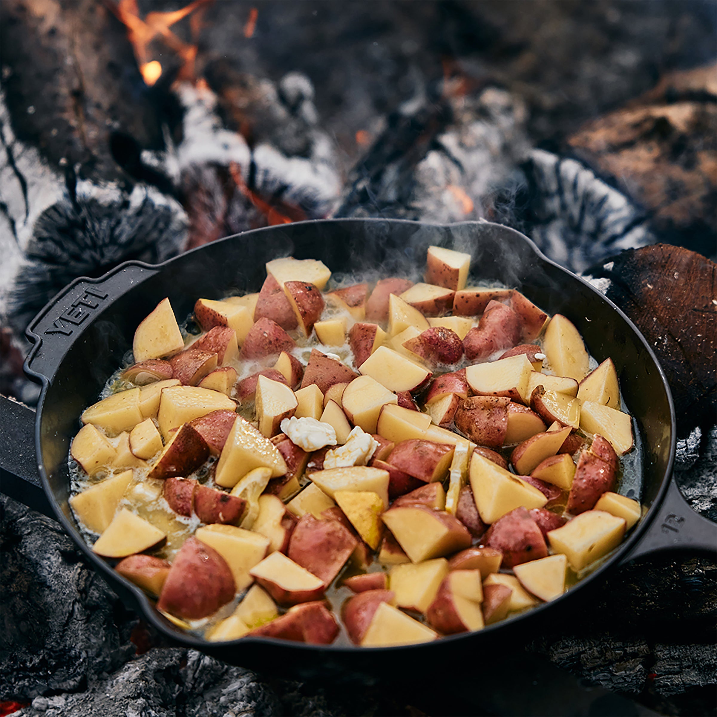 YETI™ 12 Pfanne aus Gusseisen – YETI EUROPE