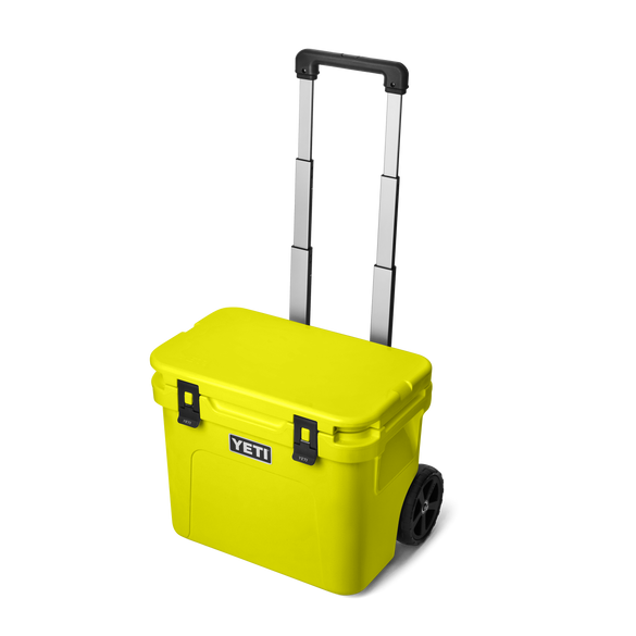 YETI Roadie® 32 Kühlbox auf Rädern Firefly Yellow